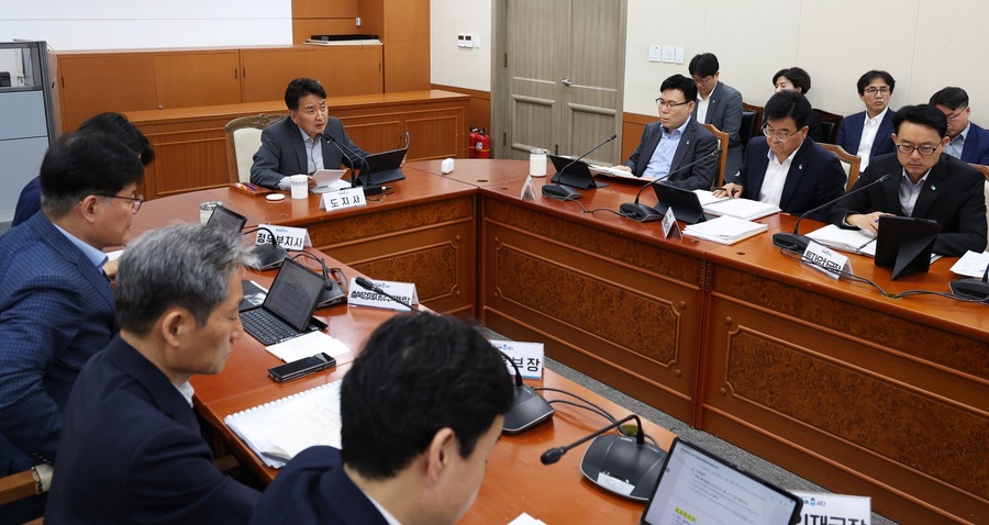 ▲ 김영환 충북도지사가 23일 도청에서 열린 확대간부회의에서 회의를 주재하고 있다.ⓒ충북