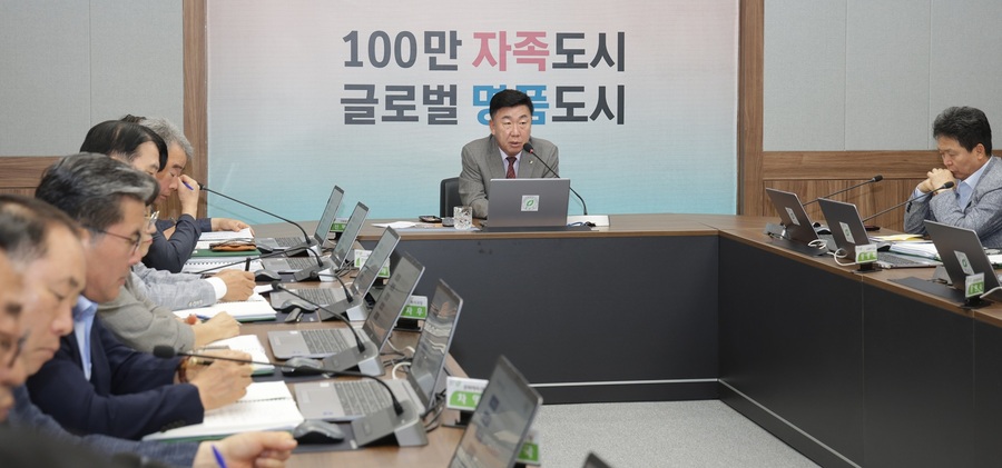 ▲ 이범석 청주시장이 23일 임시청사에서 열린 주간업무보고에서 발언하고 있다.ⓒ청주시