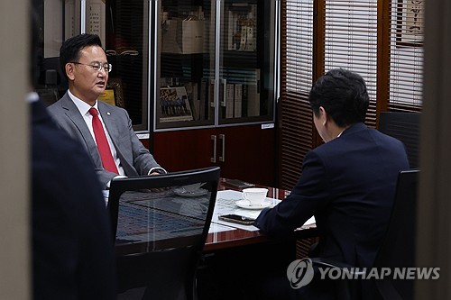 ▲ 문진석 더불어민주당 원내수석부대표와 유상범 국민의힘 원내수석부대표(왼쪽)가 23일 오후 서울 여의도 국회 의원회관에서 회동하고 있다. ⓒ연합뉴스