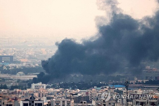 ▲ 이란 수도 테헤란에서 검은 연기가 피어오르는 모습. 출처=AFPⓒ연합뉴스