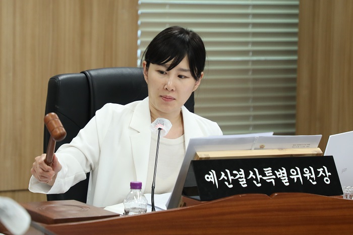 ▲ 세종시의회 이현정 예산결산특별위원장이 최근 일 제98회 정례회를 열고 세종시청과 교육청이 제출한 2025년도 제1회 추가경정예산안과 기금운용계획변경안을 심사해 수정가결 하고 있다.ⓒ세종시의회