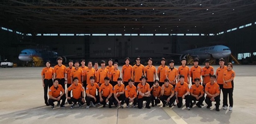 ▲ 대한항공 정비본부에서 진행된 항공기 관숙훈련에 참여한 소방공무원들이 기념사진을 찍고 있다.ⓒ항공대