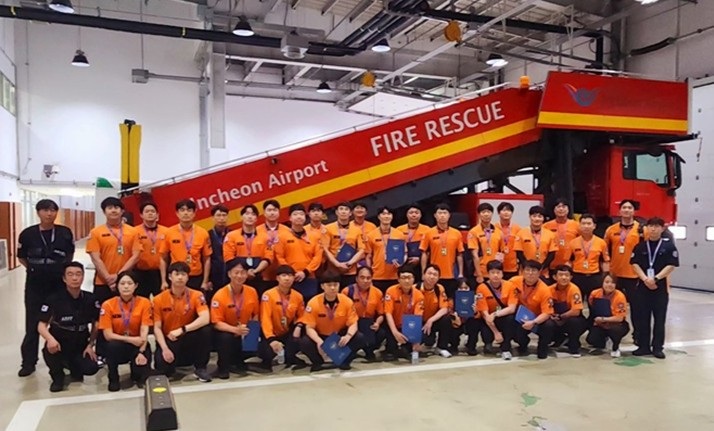 ▲ 인천공항공사 공항소방대 합동훈련에 참여한 소방공무원들이 기념사진을 찍고 있다.ⓒ항공대