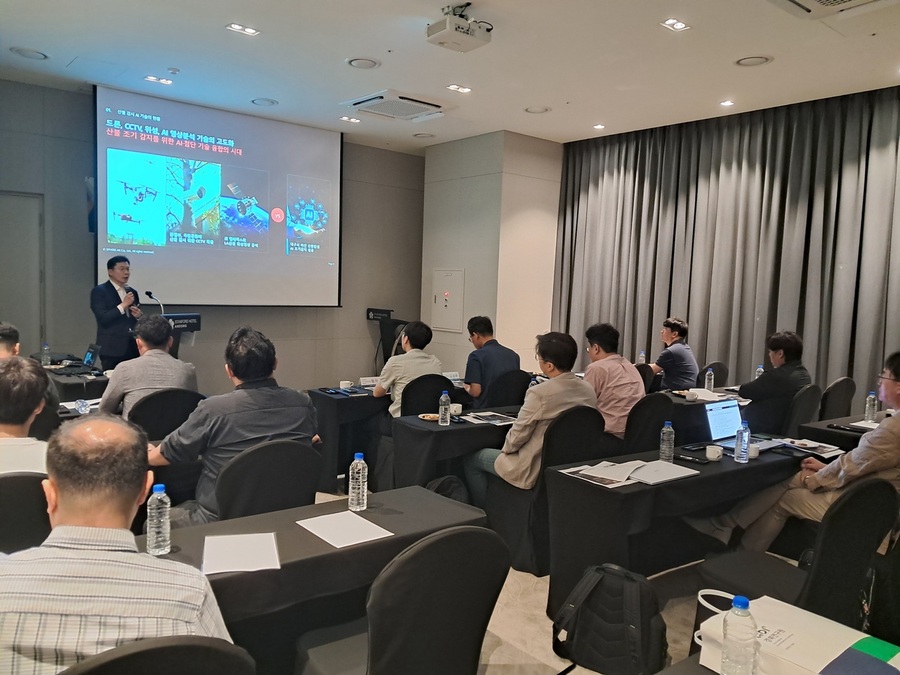 ▲ 경상북도는 23일 안동 스탠포드 호텔에서 산불 대응 워크숍을 개최하고, 국내외 최신 기술 동향 공유와 ‘AI 기반 산불 위기 대응 시스템’ 구축을 위한 심도 있는 논의를 했다.ⓒ경북도