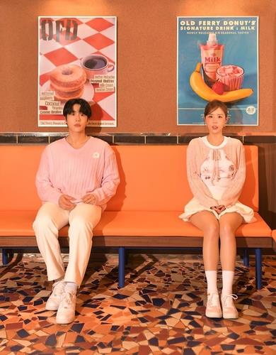 ▲ 내년 결혼하는 코요태 신지(우)와 가수 문원(좌). ⓒ연합뉴스