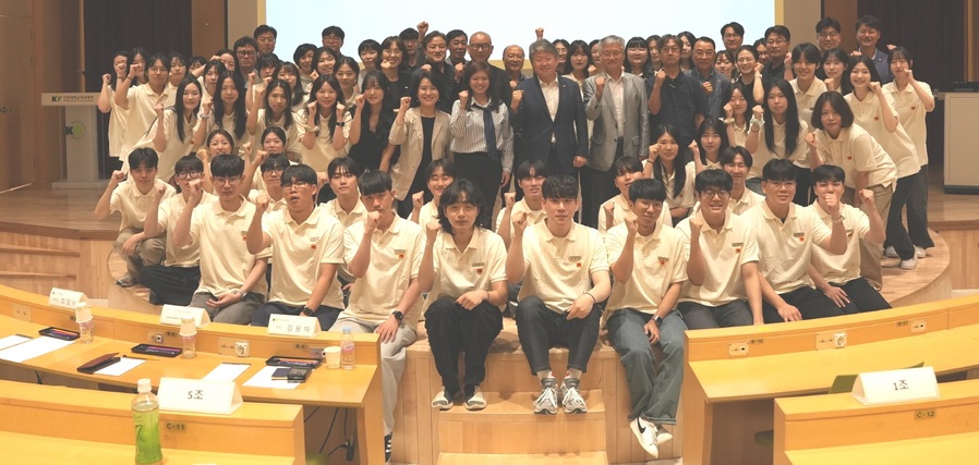 ▲ 건양대가 오는 27일까지 다직종 연계교육 프로그램인 ‘KY 대전 미래인재 리더스캠프’. 참가자들이 기념촬영을 하고 있다.ⓒ건양대