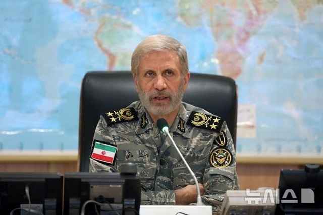 ▲ 아미르 하타미 이란 육군 총사령관이 이란 줄 피카르 중앙사령부에서 육군 주요 지휘관들과 화상 통화를 하고 있다. 250623 AP/뉴시스. ⓒ뉴시스