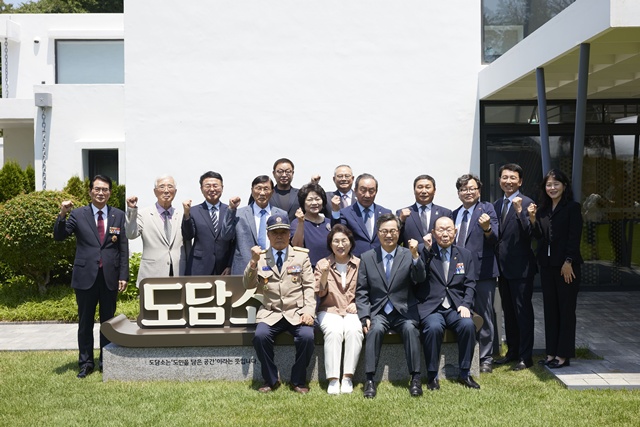 ▲ 김동연 경기도지사가 23일 오후 도담소에서 열린 경기도 보훈단체장 오찬 간담회에서 도내 13개 보훈단체 경기도지부장 등과 함께 기념촬영을 하고 있다. ⓒ경기도 제공