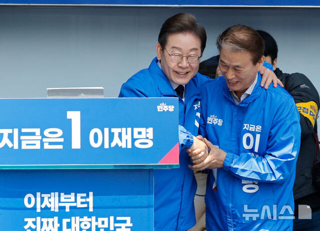 ▲ 이재명 대통령(왼쪽)이 지난달 13일 더불어민주당 대통령 후보 자격으로 경북 구미시 구미역 광장에서 열린 유세에서 참석했다. 왼쪽은 권오을 국가보훈부장관 후보자. ⓒ뉴시스