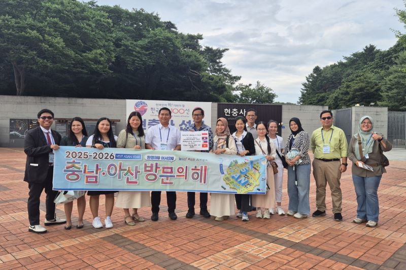 ▲ ‘2025년 개발도상국 지방행정과정 공무원 초청연수’ 프로그램으로 아산을 찾은 4개국 지자체 공무원들이 현충사 방문 기념 사진을 찍고 있다.ⓒ아산시