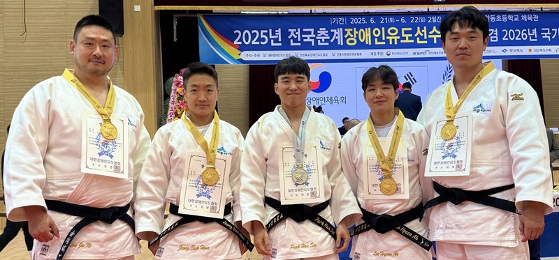 ▲ 세종시장애인체육회 유도선수단이 단체 사진을 찍고 있다.ⓒ세종시