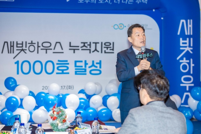 ▲ 지난해 12월 새빛하우스 누적 지원 1천호 달성 기념행사에서 이재준 수원시장이 인사말을 하고 있다. ⓒ수원시 제공