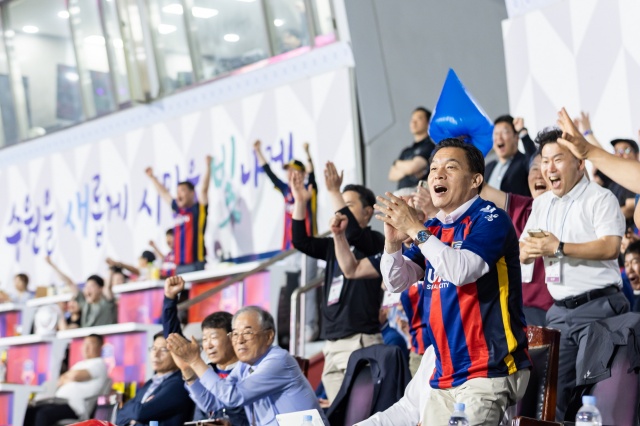 ▲ 이재준 시장이 지난 14일 수원FC 경기를 관람하며 응원하고 있다. ⓒ수원시 제공
