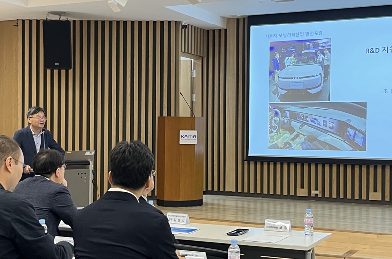 ▲ 조철 산업연구원 선임연구위원이 24일 자동차회관 그랜저볼룸에서 열린 '제42회 자동차모빌리티산업포럼'에서 'R&D 지원 확대를 통한 한국 미래차 생태계 강화 전략'을 주제로 발표하고 있다. ⓒ김보배 기자