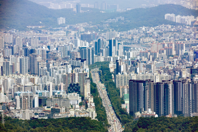 ▲ 경기도 성남시 청계산 매바위에서 바라본 서울 경부고속도로 인근 아파트 단지.ⓒ연합뉴스