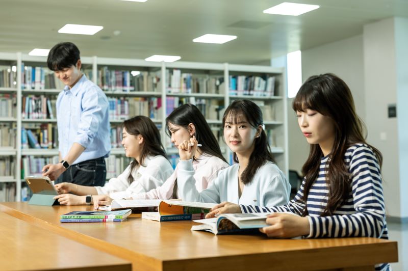 ▲ 도서관을 찾은 학생들.ⓒ호서대