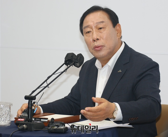 ▲ 최민호 세종시장이 24일 오전 세종시청 정음실에서 기자회견을 하고 있다.ⓒ이길표 기자