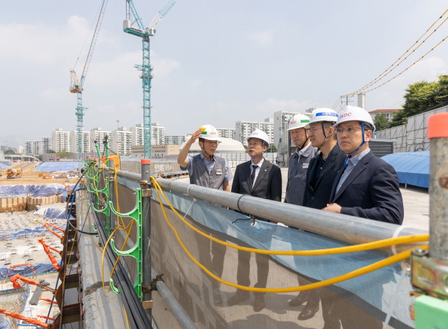 ▲ 왼쪽부터 최영준 서울원 MXD현장소장, 김영민 한국건축구조기술사회장, 양승철 서울원 CB현장소장, 박홍근 HDC현대산업개발 시공혁신단장, 김재요 광운대학교 건축공학과 교수.ⓒHDC현대산업개발