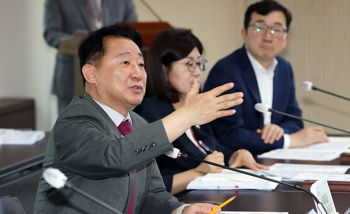 ▲ 서철모 구청장은 간부회의에서 중앙정부 국정 방향에 맞춰 실질적 정책 연계와 국비 확보에 주력해줄것을 당부했다.ⓒ서구청