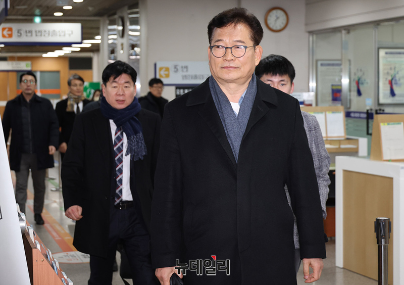 ▲ 더불어민주당 전당대회 돈봉투 의혹 등으로 재판에 넘겨진 송영길 전 더불어민주당 대표가 1월 8일 서울 서초구 서울중앙지법에서 열린 1심 선고공판에 출석하고 있다. ⓒ정상윤 기자