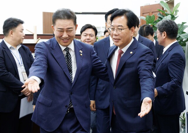 ▲ 더불어민주당 김병기 당 대표 직무대행 겸 원내대표(왼쪽)와 국민의힘 송언석 원내대표가 24일 국회에서 추가경정예산안 처리를 위한 본회의 개최 일정과 상임위원장 재배분 문제 등을 논의하기 위한 우원식 국회의장과의 회동에 참석하고 있다. ⓒ연합뉴스