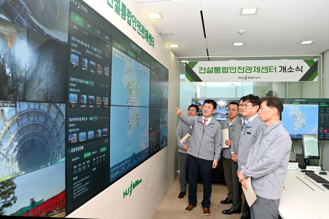 ▲ 김완석 HJ중공업 대표(왼쪽 두번째)가 건설통합안전관제센터를 둘러보고 있다. ⓒHJ중공업 건설부문