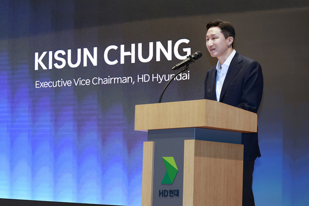 ▲ 정기선 수석부회장이 24일 경기도 성남시 판교 HD현대 글로벌R&D센터에서 열린 '한·미 조선협력 전문가 포럼'에서 기조연설을 하고 있다. ⓒHD현대