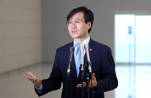 ▲ 대미 통상 관련 협상 총괄을 맡고 있는 여한구 산업통상자원부 통상교섭본부장이 22일 인천국제공항을 통해 미국으로 출국하며 취재진과 만나 정부 입장을 설명하고 있다.  ⓒ뉴시스