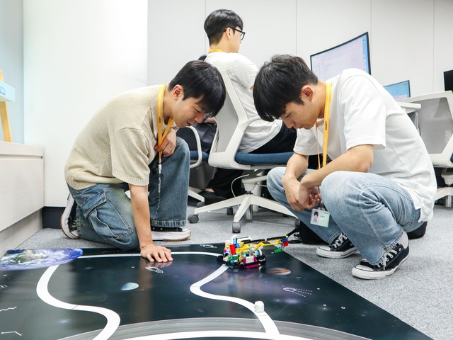 ▲ SSAFY 12기 교육생들이 로봇 관련 프로젝트를 수행하고 있다.ⓒ삼성전자