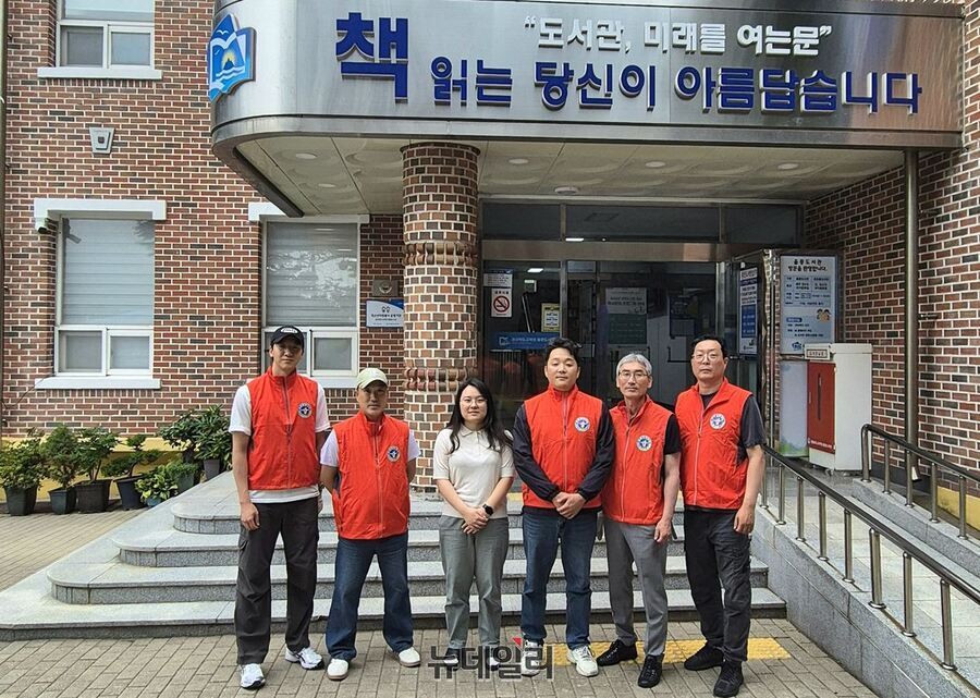 ▲ 울릉군애향회가 울릉도서관으로부터 도서 400권을 기증 받고 기념사진을 찍고 있다. ⓒ뉴데일리