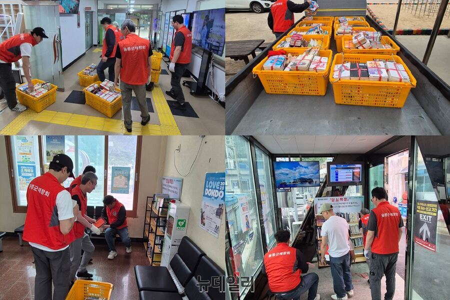 ▲ 울릉군애향회 회원들이 직접 설치한 버스 승강장 5곳의 책장에 신규 도서를 비치하는 봉사를 펼치고 있다. ⓒ뉴데일리