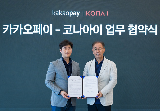 ▲ 지난 23일 열린 업무협약식에서 카카오페이 신원근 대표(왼쪽)와 코나아이 조정일 대표(오른쪽)가 기념사진을 촬영하고 있다.ⓒ카카오페이