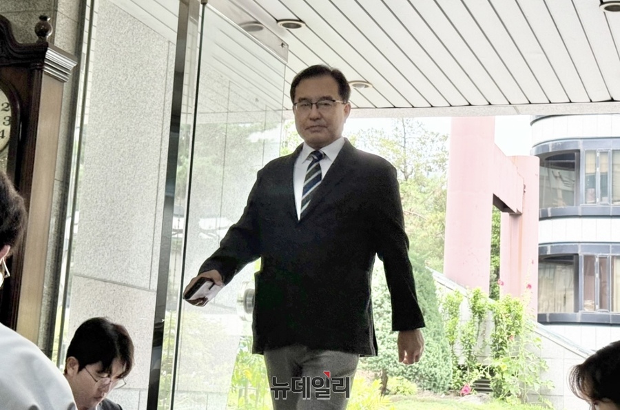 ▲ '채상병 특검팀'을 맡은 이명현 특별검사가 24일 오전 서울 서초구 서초동 사무실 앞에서 기자들의 질문에 답하고 있다. ⓒ정혜영 기자