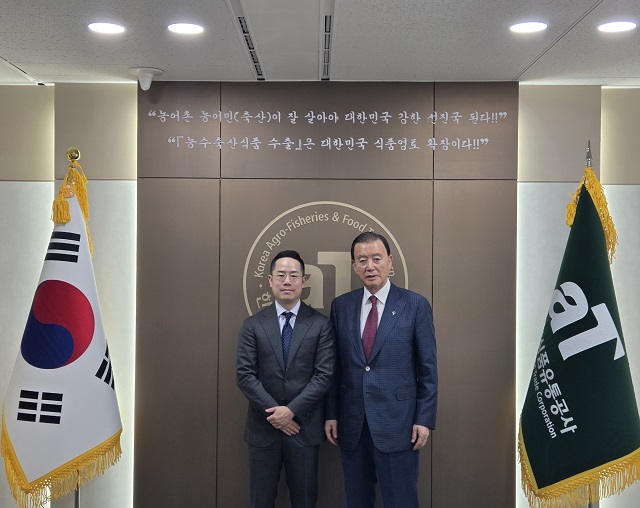 ▲ 왼쪽부터 전성준 카카오 커머스 총괄리더, aT 홍문표 사장.ⓒ카카오