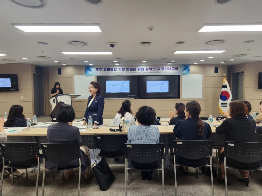 ▲ 문정옥 제주특별자치도교육청 기획조정실장이 24일 제주한라대학교 컨벤션홀에서 열린 ‘제주유보통합 기반 마련을 위한 정책연구 중간 보고회’에서 참석자들에게 인사하고 있다. ⓒ노재균 기자