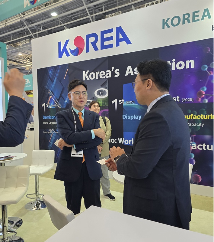 ▲ KBIOHealth 이명수 이사장이 ‘KOREA BioHealth Hub’ 홍보관에서 설명을 듣고 있다.ⓒKBIOHealth