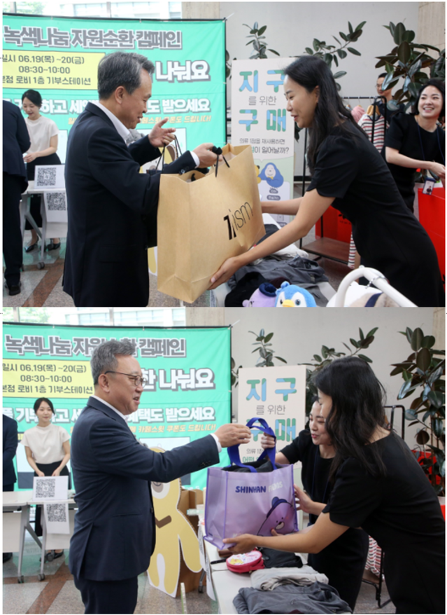 ▲ 신한금융그룹은 지난 19일부터 이달 말까지 그룹 전 임직원이 자원순환을 위해 미사용 의류 및 잡화를 기부하는 행사인 '신한 나눠요 DAY'를 시작했다. 사진은 진옥동(위쪽) 신한금융그룹 회장이 '신한 나눠요 DAY' 행사에서 외투와 셔츠를, 정상혁 신한은행장이 니트를 기부하고 있는 모습. /신한금융ⓒ신한금융
