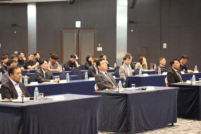 ▲ 강원랜드가 지난 23일 하이원 그랜드호텔에서 임원진과 고위직 관리자들을 대상으로 건전한 조직문화 조성을 위한 '반부패 청렴·성희롱·성폭력 예방 교육'을 실시했다.ⓒ강원랜드