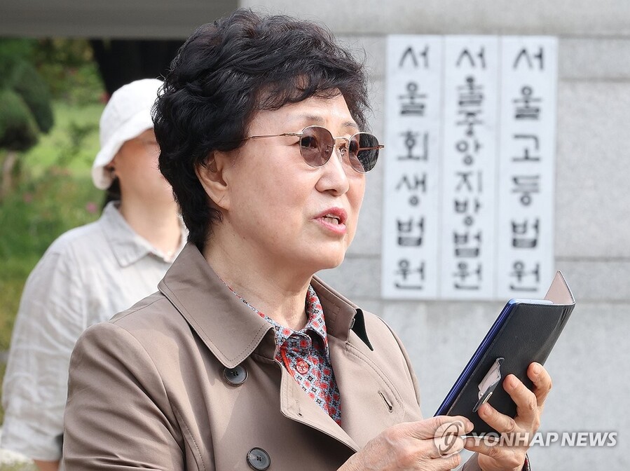 ▲ 7일 오전 서울 서초구 서울중앙지법 앞에서 열린 실종 아동의 불법 입양에 대한 국가배상청구 소송 기자회견에서 실종가족 피해자인 한태순 씨가 발언하고 있다. 1975년 충북 청주에서 실종된 한태순 씨의 딸은 입양기관을 통해 미국으로 입양됐고, 이 사실을 모른 채 전국을 돌며 딸을 찾아 헤매던 한 씨는 지난 2019년 입양 한인과 가족을 지원해주는 비영리단체의 도움으로 딸과 상봉했다. ⓒ연합뉴스