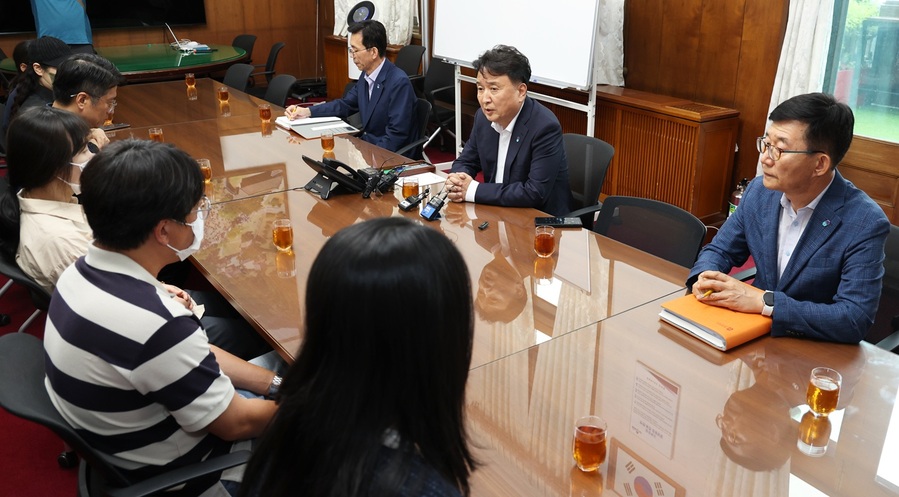 ▲ 김영환 충북도지사가 오송참사 2주기를 앞두고 24일 유가족협의회를 만나 2주기 추모행사 등에 관해 논의하고 있다.ⓒ충북도