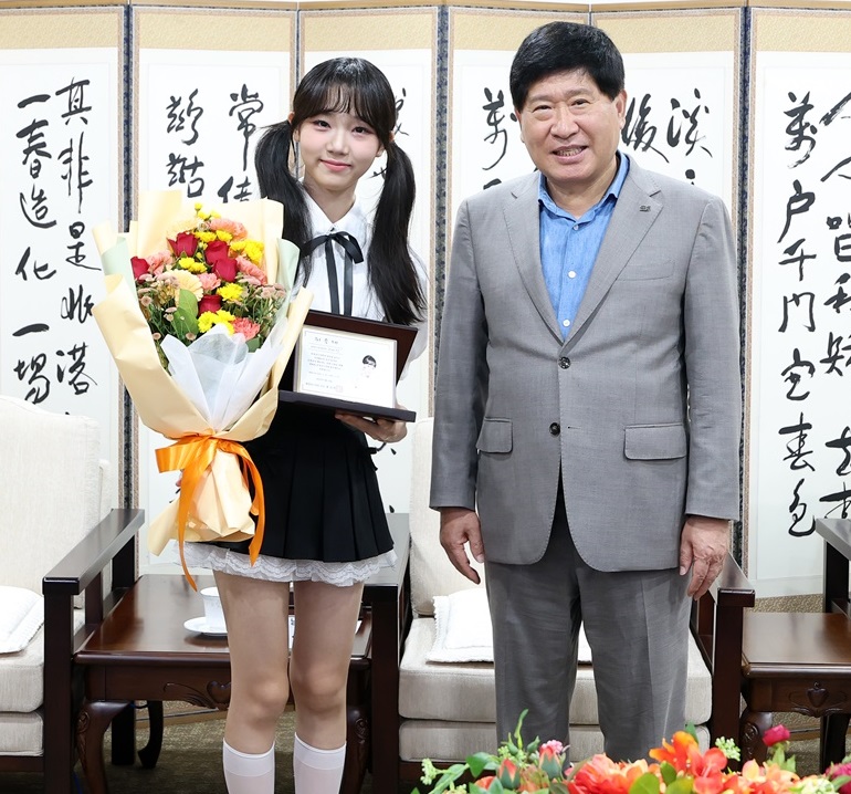▲ 사진 왼쪽부터 트로트 신동 고아인 학생, 홍성현 충남도의장.ⓒ충남도의회