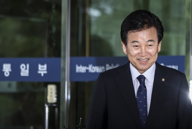▲ 정동영 통일부장관 후보자가 24일 서울 종로구 통일부 남북관계관리단에 마련된 인사청문회 준비 사무실로 출근하고 있다. ⓒ뉴시스
