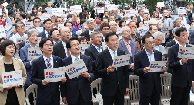 ▲ 2019년 6월 10일 당시 서울 용산구 남영동 민주인권기념관(옛 남영동 대공분실) 예정지에서 '6·10민주항쟁 32주년 기념식'이 열렸다. 더불어민주당 이해찬, 바른미래당 손학규, 민주평화당 정동영, 정의당 이정미 대표 등 당시 여야 4당 지도부를 비롯한 참석자들이 '광야에서'를 제창하고 있다. ⓒ뉴시스