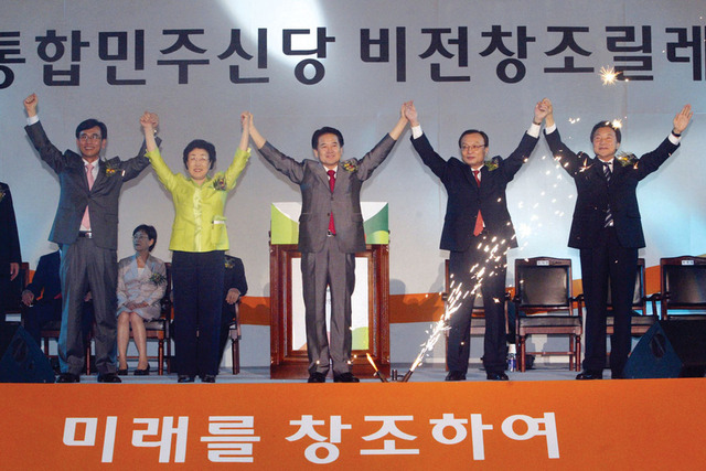 ▲ 2007년 9월 10일 오후 충북 청주 실내체육관에서 열린 대통합민주신당 대선 경선 후보 합동연설회에서 후보들이 지지당원들에게 손을 흔들고 있다. '비전 창조 릴레이 대회'로 이름 붙인 이날 합동유세에서 경선 후보들은 저마다‘한나라당 이명박 대선후보를 대적할 사람은 오직 나뿐’이라며 지지를 호소했다. 왼쪽부터 정동영, 유시민, 손학규, 한명숙, 이해찬 후보. ⓒ뉴시스