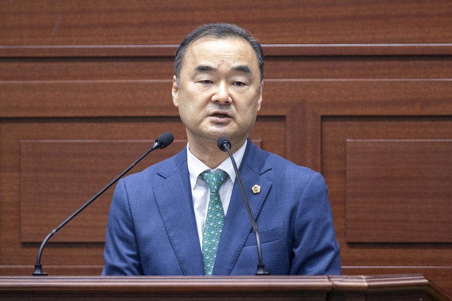 ▲ 경북도의회 박규탁 의원은 24일 개최된 경북도의회 제356회 제3차 본회의 5분 자유발언을 통해 경북도와 산하 공공기관 일부 공직자들의 방만한 업무 추진과 불필요한 언행으로 인한 문제점을 강도 높게 비판하며 공직자로서의 책임 있는 자세를 촉구했다.ⓒ경북도의회