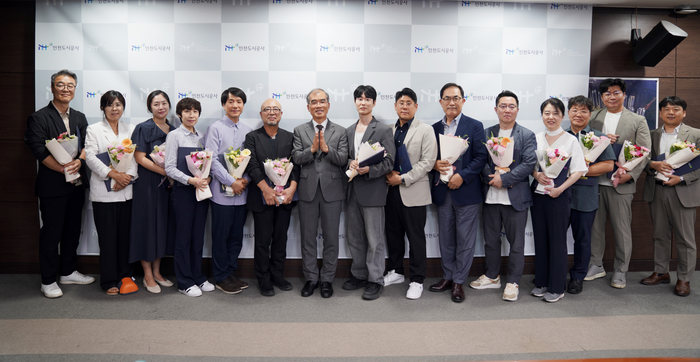 ▲ 류윤기(가운데) iH 사장이 제3기 도시재생자문단들과 기념 촬영을 하고 있다. ⓒiH 제공