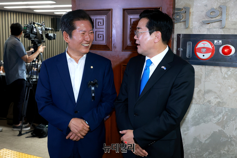 ▲ 더불어민주당 당 대표 출마 선언을 한 정청래(왼쪽)·박찬대 의원이 24일 오후 국회에서 열린 의원총회장 앞에서 대화를 나누고 있다./이종현기자