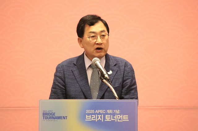 ▲ 주낙영 경주시장이 지난 23일 라한셀렉트 경주에서 열린 ‘2025 APEC 개최 기념 브리지 토너먼트’ 개막식에서 환영사를 하고 있다.ⓒ경주시