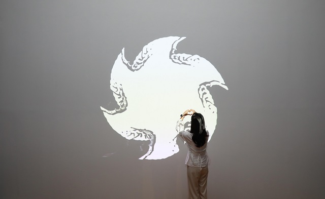 ▲ Digital Moon, 1993, 가변크기, cctv에 빔프로젝터, 이경호.ⓒ경북관광공사