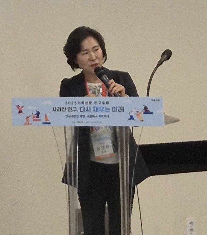 ▲ 김경희 단양부군수가 지난 24일 서울 한국프레스센터서 열린 ‘2025 인구포럼’에서 인구감소 대응을 위한 단양군의 우수 사례를 발표하고 있다.ⓒ단양군